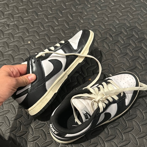 Nike dunk Black and White Sneakers - Picture 3 of 9